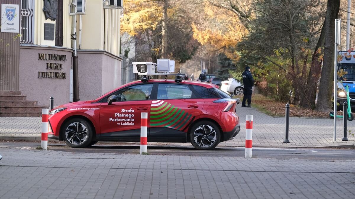 Samochód e-kontroli Strefy Płatnego Parkowania w Lublinie