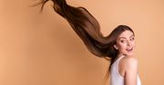 Martwią cię wypadające włosy? Ekspertka radzi, jak odzyskać gęstą fryzurę