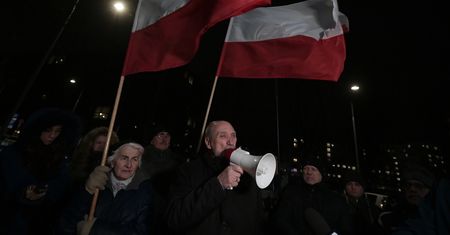 Macierewicz na proteście: Tusk boi się odpowiedzialności