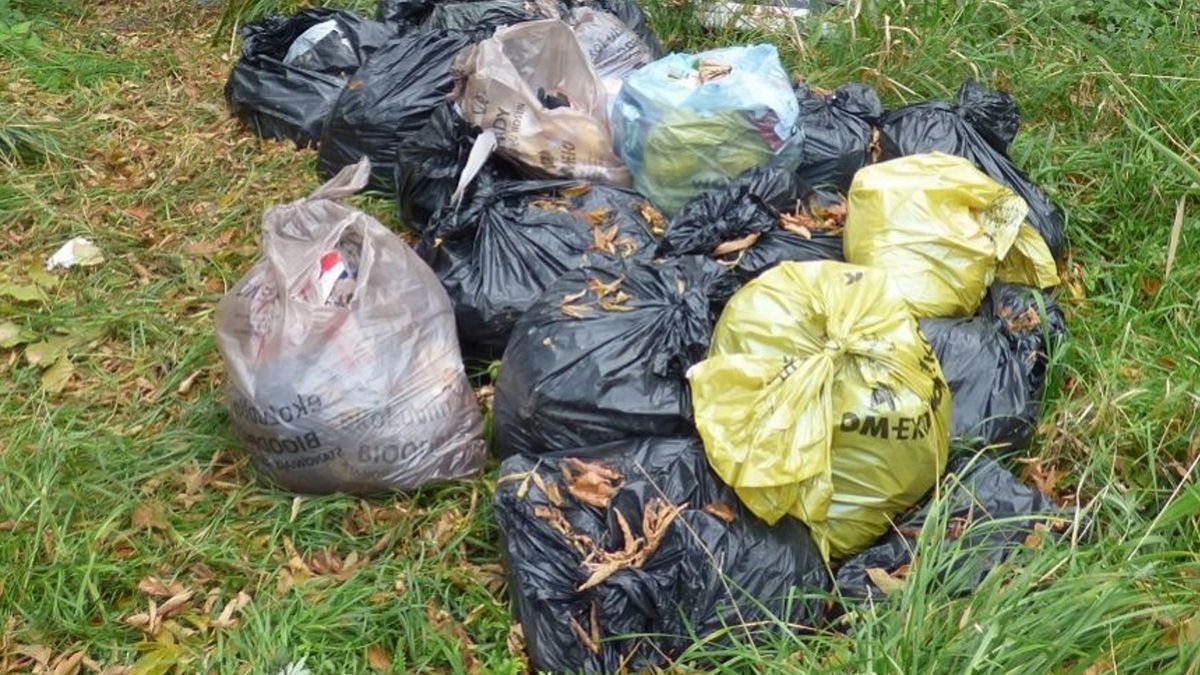 W workach z odpadami znaleziono nie tylko odpady zmieszane, ale także dane osobowe sprawcy. 