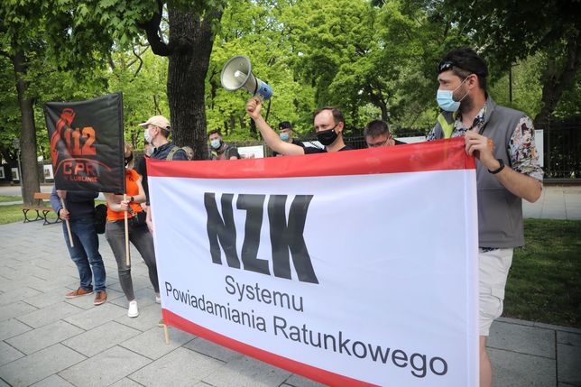 Operatorzy 112 protestują. Demonstracja pod KPRM