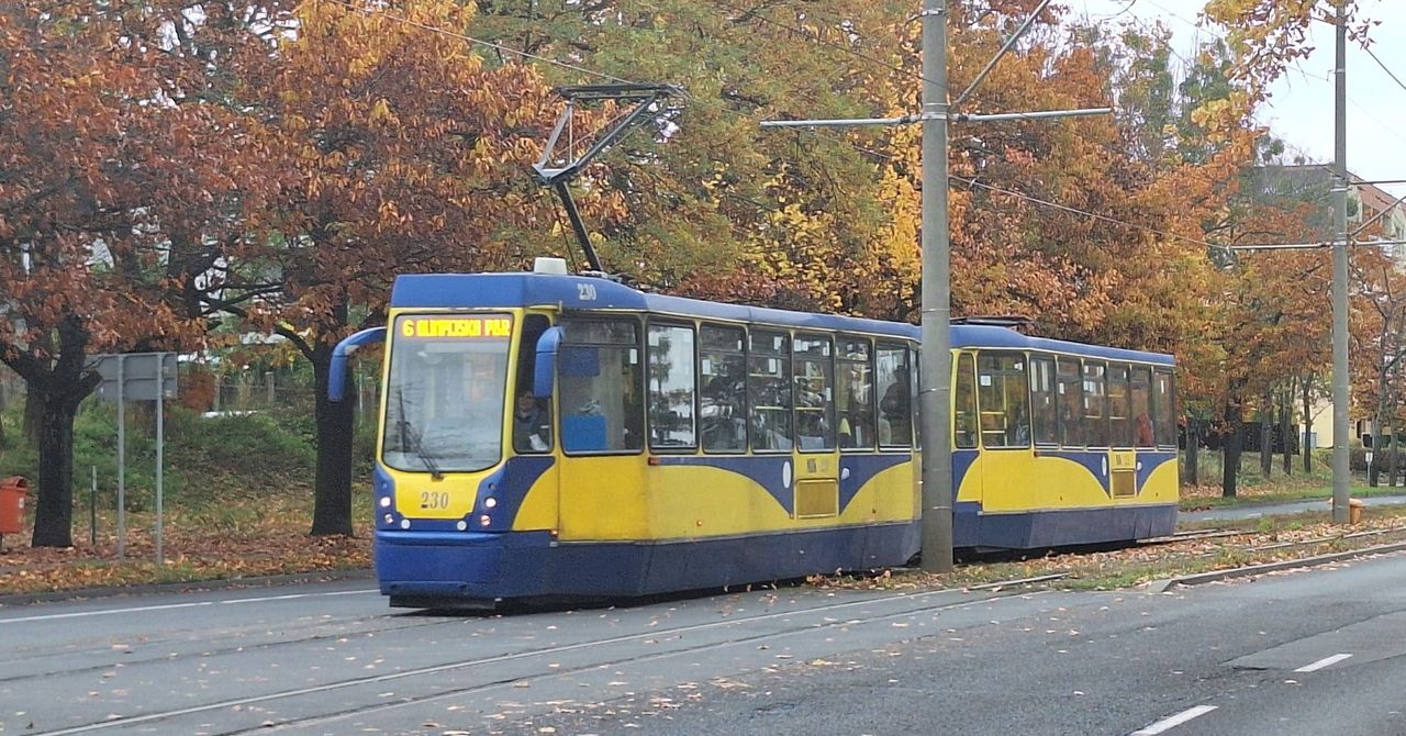 Toruń: Problemy z tramwajami. Dym spod wagonu i poślizgi na "czarnej szynie"