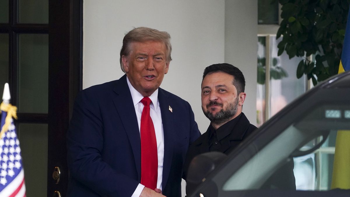 US President Donald Trump greets Ukraine's President Volodymyr Zelensky at the White House, Washington, DC, USA, 18 August 2025. President Trump is meeting with European leaders and President Zelensky to discuss the conflict between Ukraine and Russia. EPA/WILL OLIVER Dostawca: PAP/EPA.