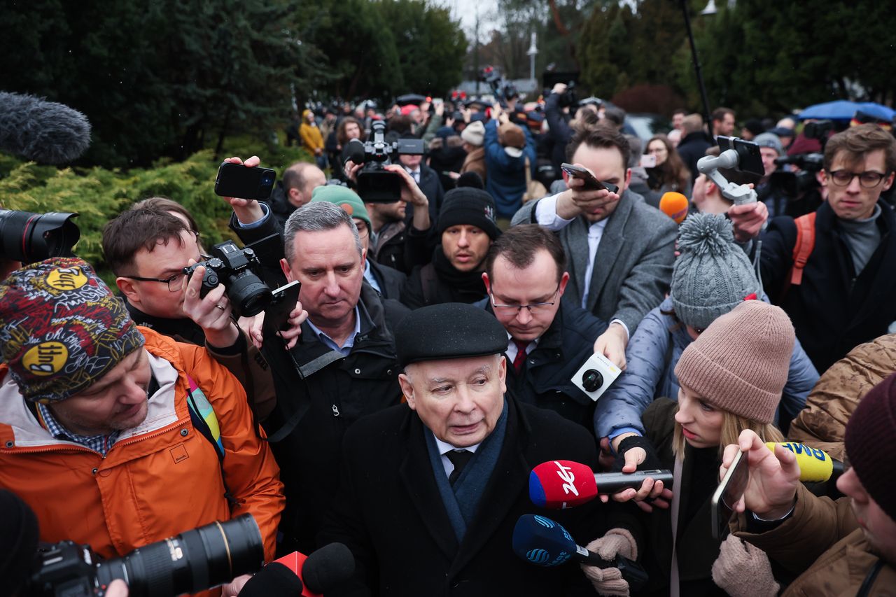 Jarosław Kaczyński z ochroniarzem przed Sejmem podczas próby siłowego wprowadzenia byłych posłów Mariusza Kamińskiego i Macieja Wąsika