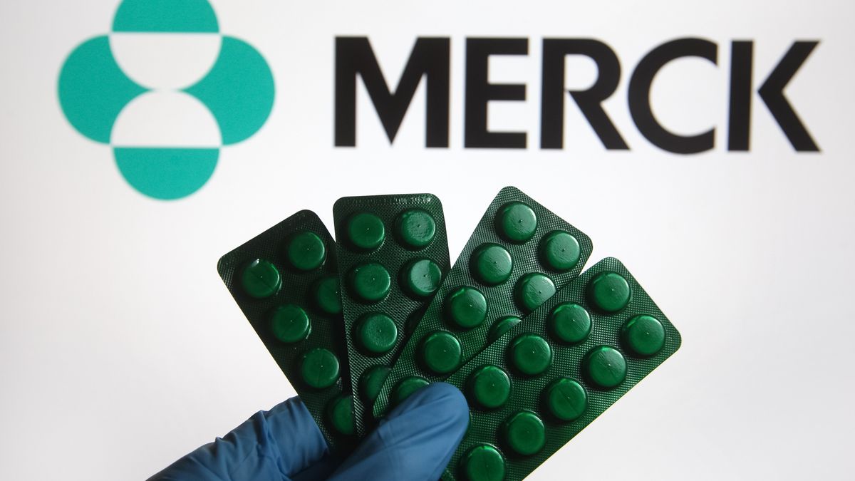 UKRAINE - 2021/10/17: In this photo illustration, medicine pills are seen on display with a Merck & Co., Inc. logo of the pharmaceutical company in the background. (Photo Illustration by Pavlo Gonchar/SOPA Images/LightRocket via Getty Images)