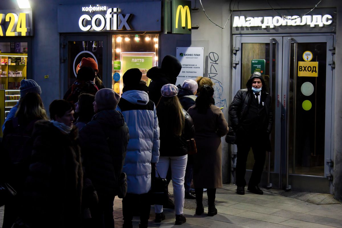 Ludzie stojący w kolecje do restauracji McDonald's, która zdecydowała o zamknięciu swoich lokali 