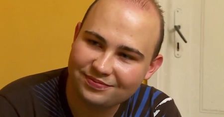 "Chłopak do wzięcia" zrobił przeszczep włosów. Nie poznacie go