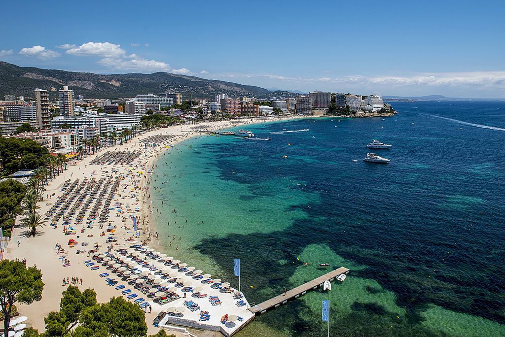 Majorka i Ibiza szykują się na najazd Brytyjczyków. Ograniczenia w słynnych kurortach