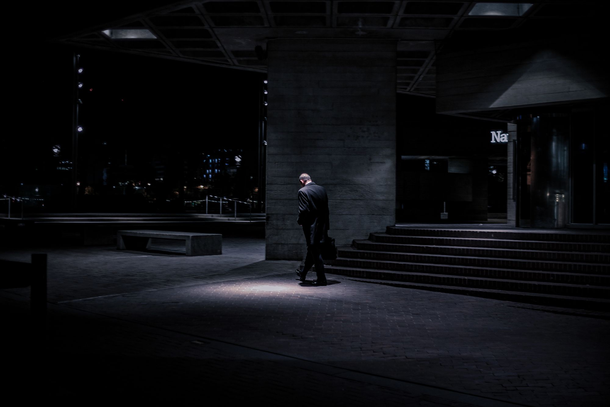 Cyberpunk i film noir spotykają się w wizji Londynu autorstwa Edo Zollo 4