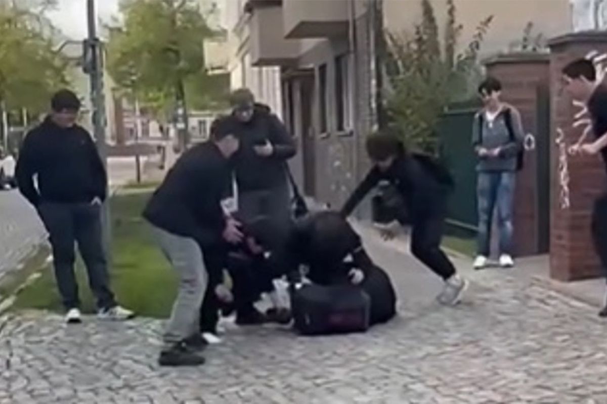 Niemcy wstrząśnięci. Brutalny atak przed szkołą. Polacy zatrzymani