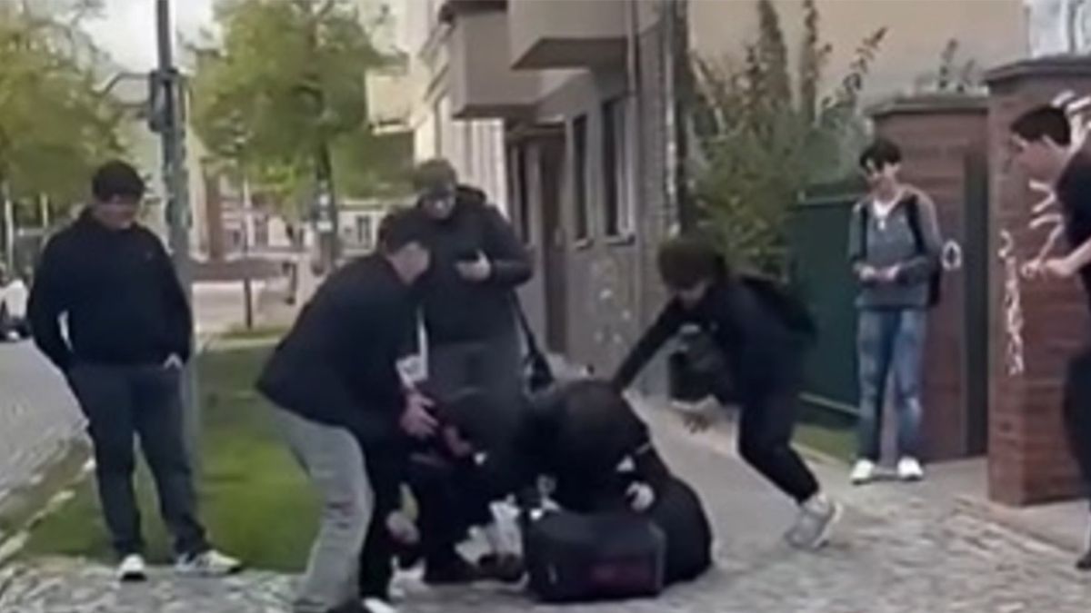 Brutalne pobicie przed niemiecką szkołą