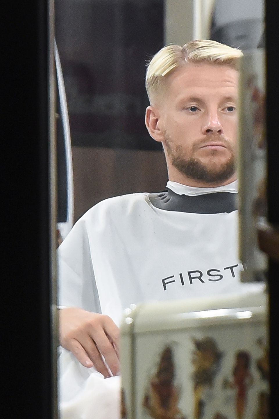 Sebastian Fabijański u fryzjera