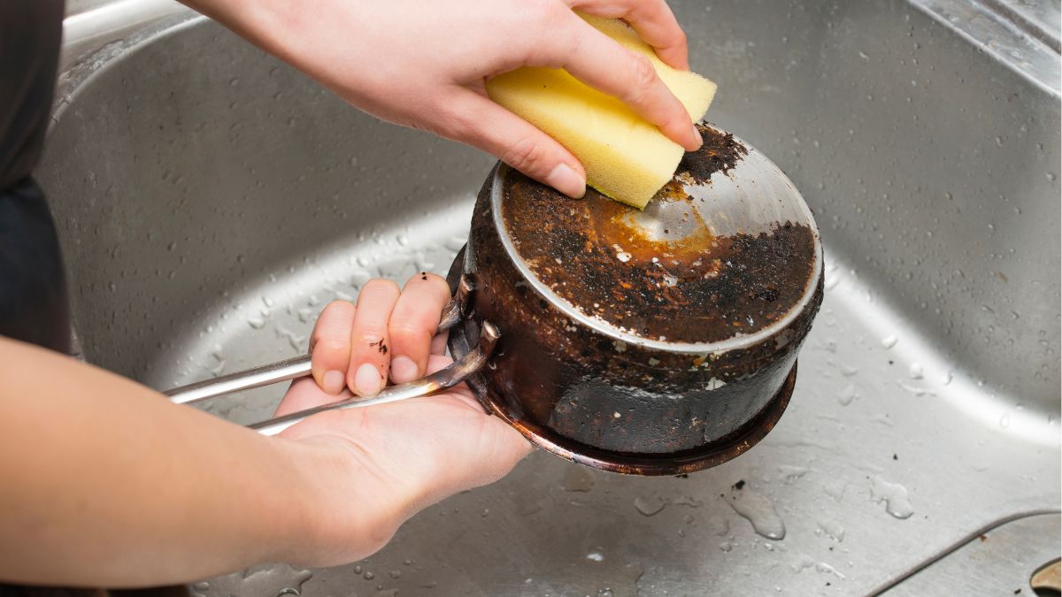 Jak uratować przypalone garnki?