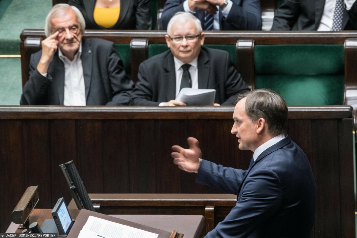 Sejm jak bazar. Kaczyński i Ziobro handlują ustawami niczym kalesonami 