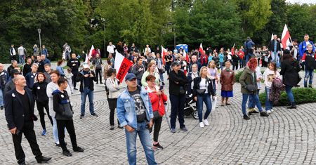Koronawirus w Polsce. Protest przeciwko pandemii. "Ściągnij maskę"
