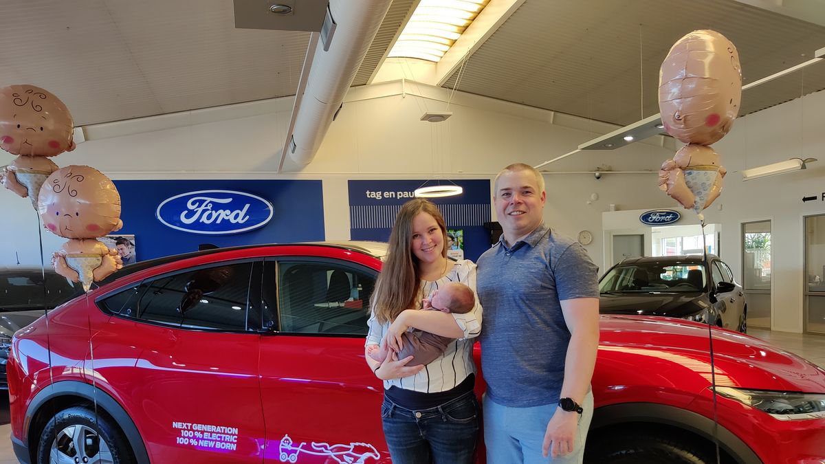 Szczęśliwi rodzice i ich mustang