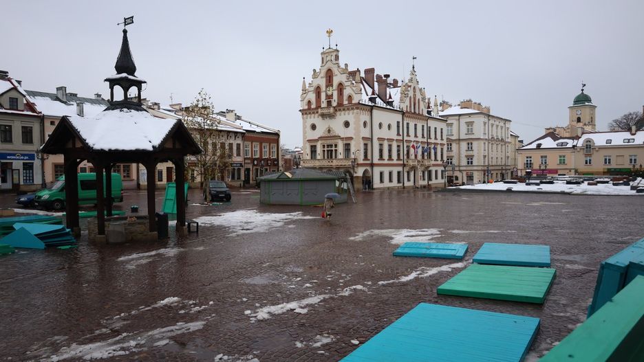 Trwa montaż świątecznego miasteczka na Rynku w Rzeszowie.