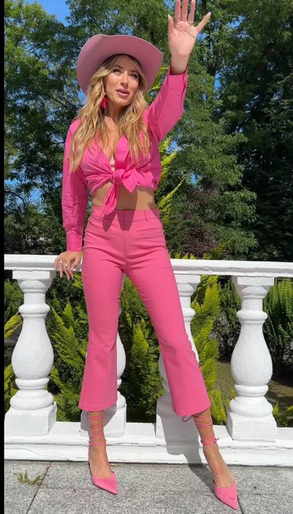 Marcelina Zawadzka w różowym total looku