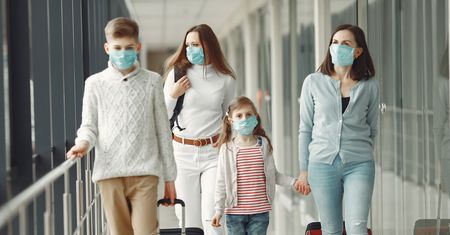 Jakie obostrzenia wprowadzają inne kraje? Grzywna za brak szczepienia