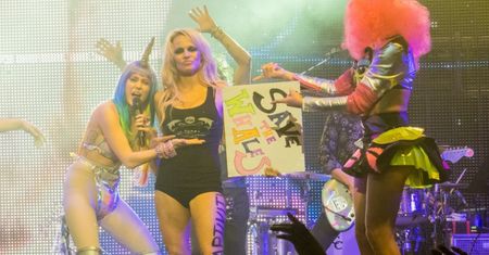 PRAWIE NAGA Miley Cyrus na scenie z... Pamelą Anderson! (ZDJĘCIA)