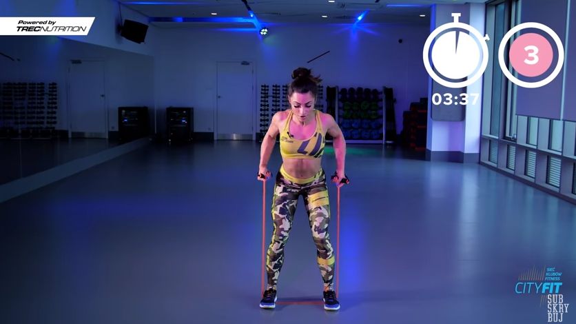 Proste ćwiczenia z gumą pomogą nam spalić tkankę tłuszczową 