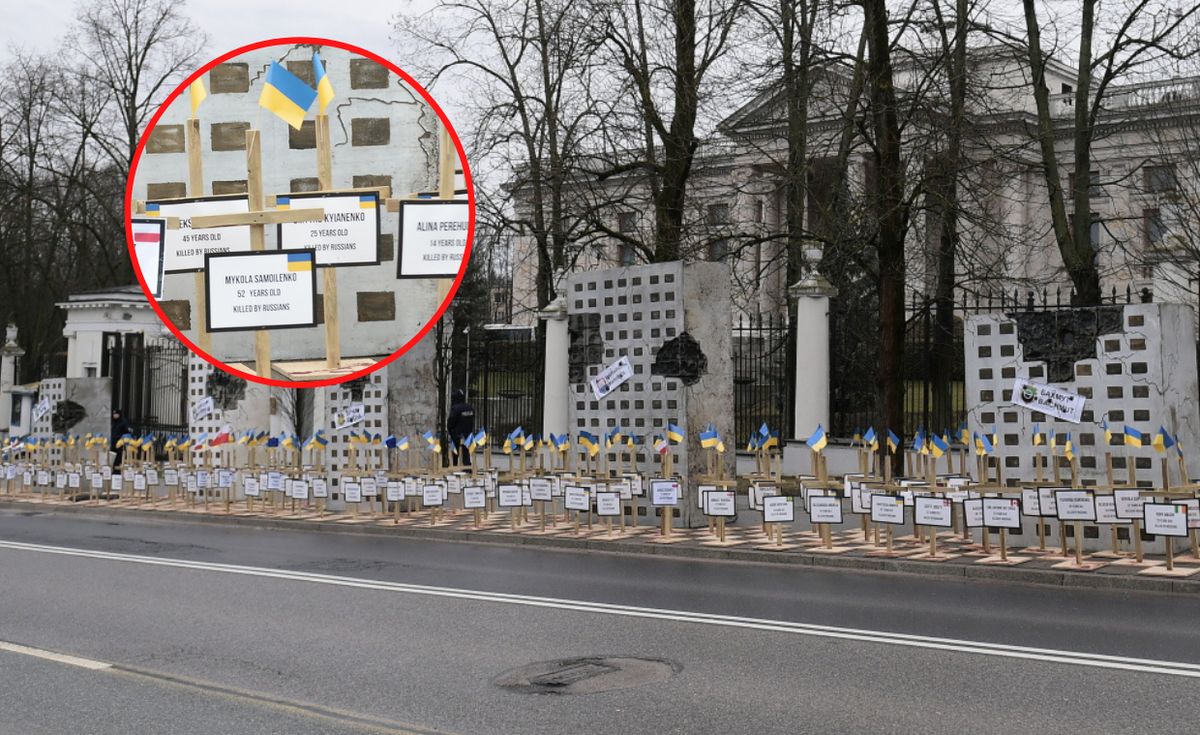 Instalacja artystyczna przed ambasadą Rosji w Warszawie