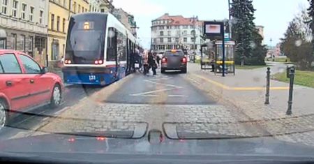 Kierowca mercedesa przesadził. Nawet 30 tys. mandatu