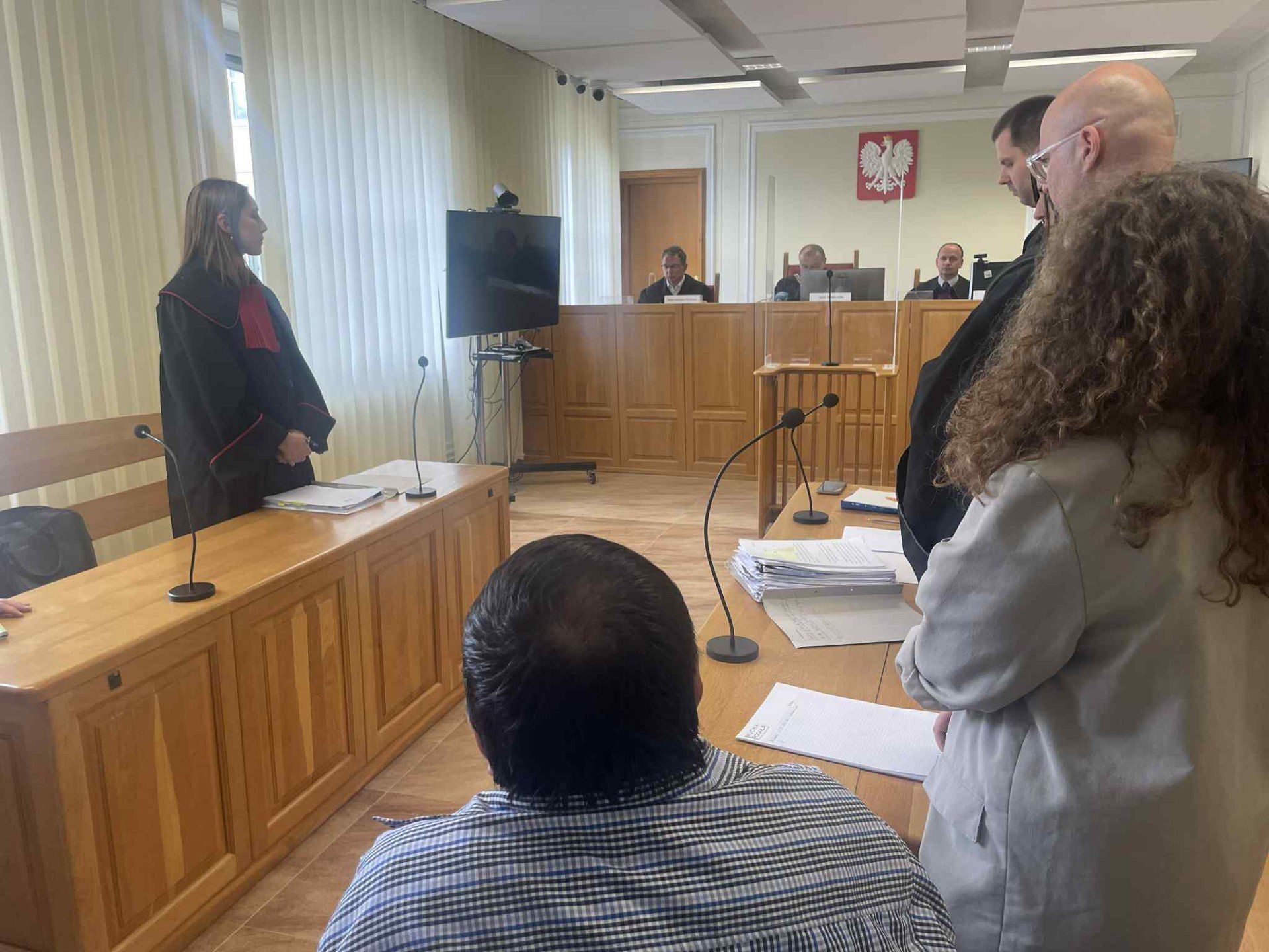 Trzech mężczyzn, którzy zaczęli już odsiadywać karę w więzieniu za molestowanie 11-letniej dziewczynki zostali w poniedziałek uniewinnieni.