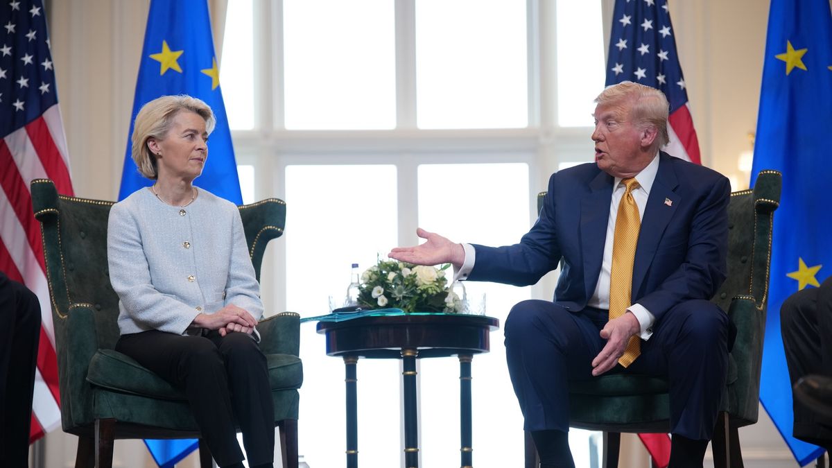 Przewodnicząca KE Ursula von der Leyen i prezydent USA Donald Trump podczas niedzielnego spotkania w Szkocji