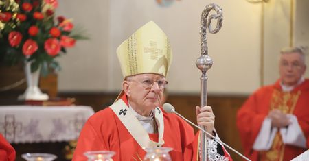 Jędraszewski do bierzmowanych. "Macie bronić krzyża"