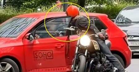 Była godz. 11:30. Bójka na drodze. Motocyklista zaatakował kierowcę