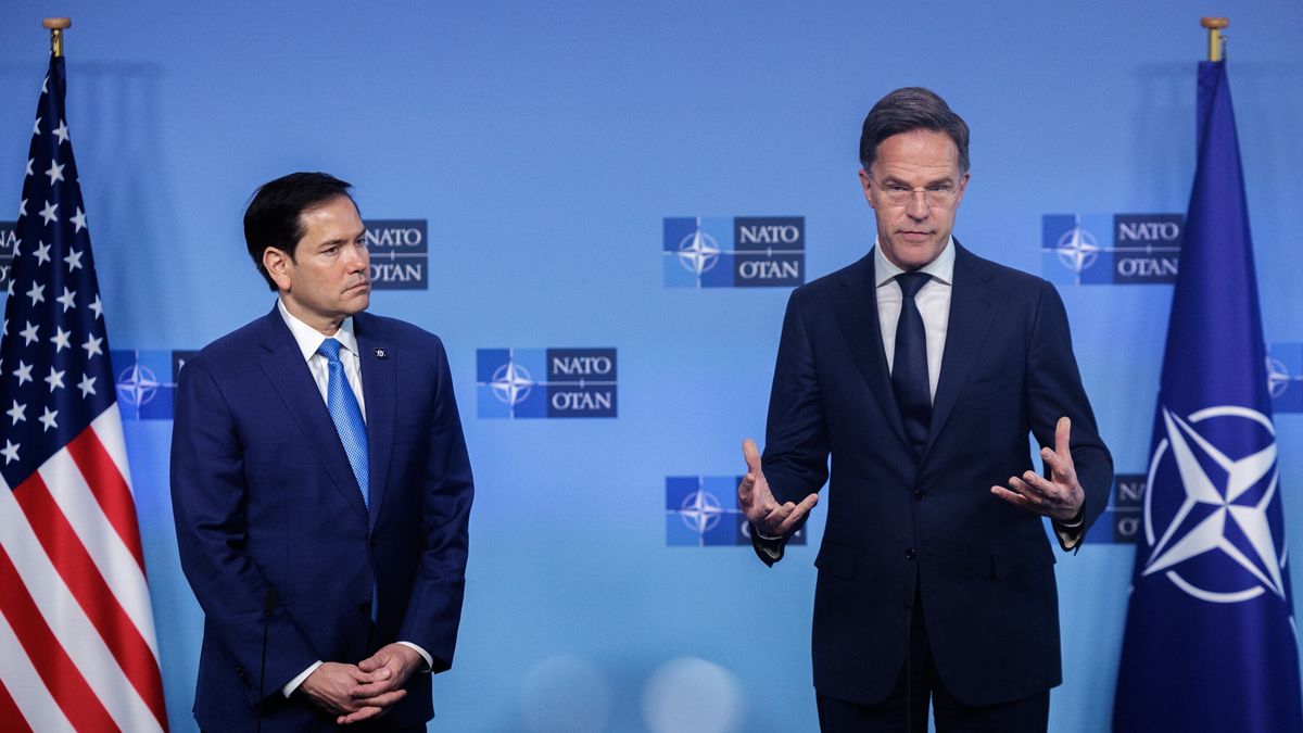 US Secretary of State Marco Rubio (L) and NATO Secretary-General Mark Rutte give remarks ahead of a meeting of the North Atlantic Treaty Organisation (NATO) Ministers of Foreign Affairs in Brussels, Belgium, 03 April 2025. EPA/OLIVIER MATTHYS Dostawca: PAP/EPA.