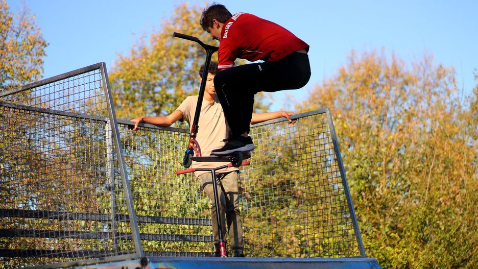 hulajnoga freestyle na hulajnodze wyczynowa jazda na hulajnodze skatepark rampa