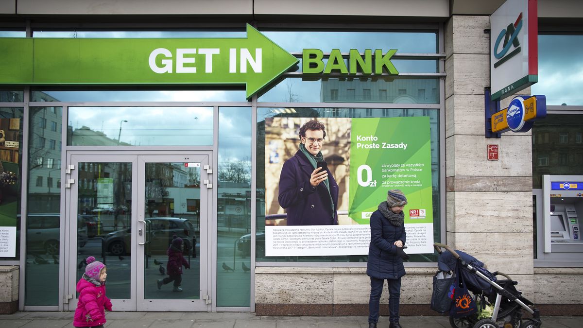 Klienci Getin Noble Banku w panice przed utratą swoich środków finansowych, masowo wycofują swoje pieniądze z banku.