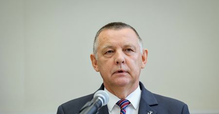 Banaś kpi z Polskiego Ładu. Odpowiedział mu polityk PiS