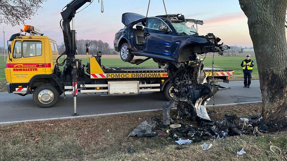 Tyle zostało z BMW. Tragiczny wypadek. Zginął człowiek