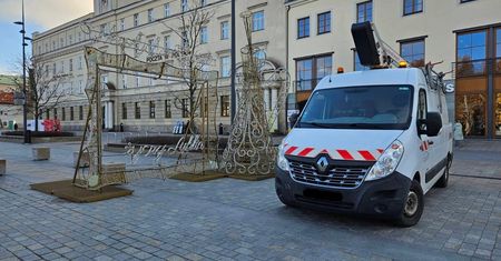 Lublin stroi się na święta. Rozpoczął się montaż świątecznych dekoracji. Oficjalne odpalenie iluminacji w piątek