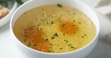 Wlej odrobinę do rosołu. Poprawia smak dużo lepiej niż maggi i nie szkodzi