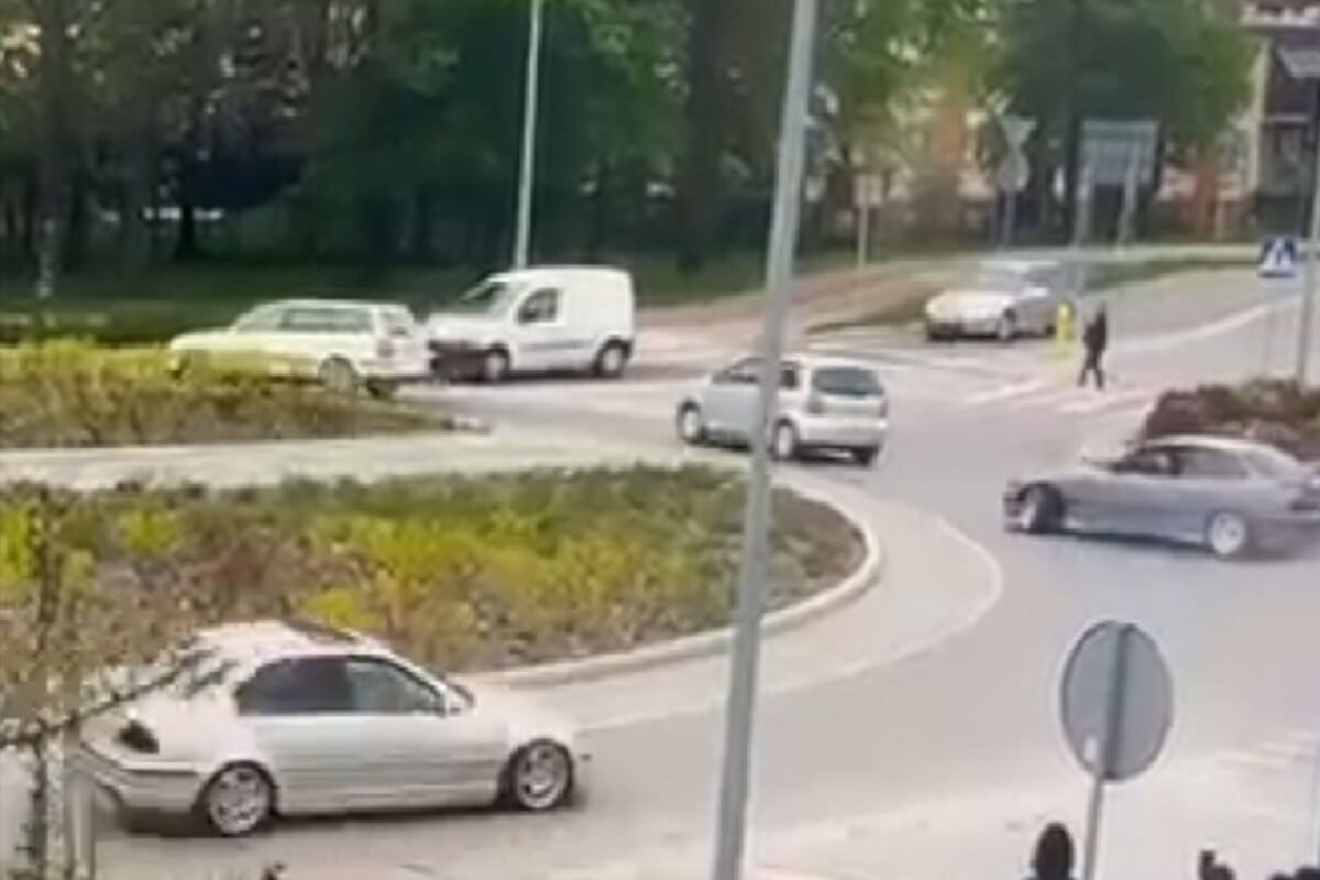 Drift Maturzystów w BMW na rondzie