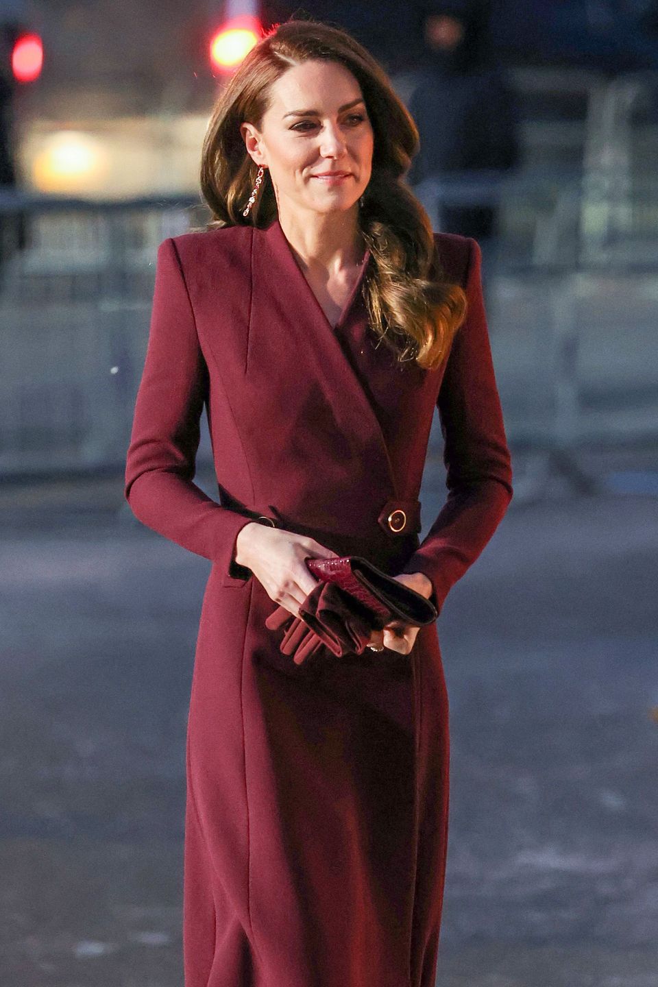 Kate wybrała bordową stylizację