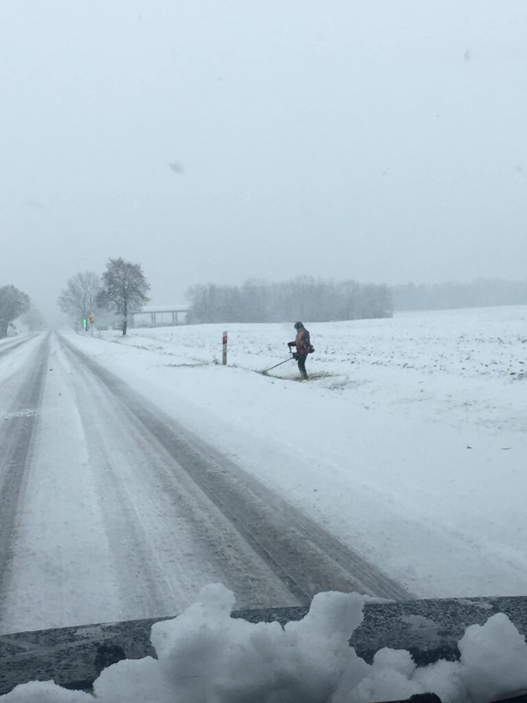 Drogowcy kosili trawę w śniegu