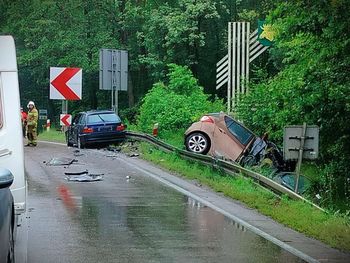 Z ciężarówki odpięła się naczepa, uderzyła w dwa auta. Zginęła kobieta