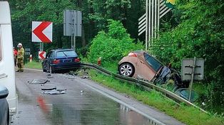 Z ciężarówki odpięła się naczepa, uderzyła w dwa auta. Zginęła kobieta