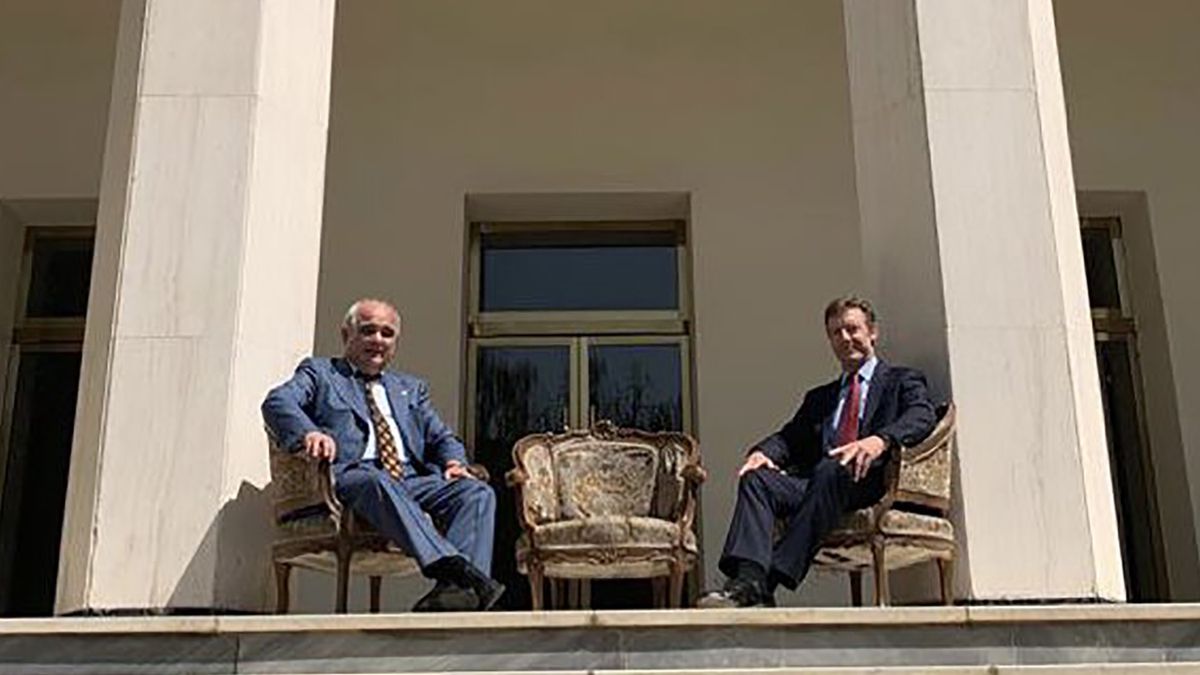 Ambasador Rosji Lewan Dzargajan i Wielkiej Brytanii Simon Shercliff zapozowali do zdjęcia na ganku brytyjskiej ambasady