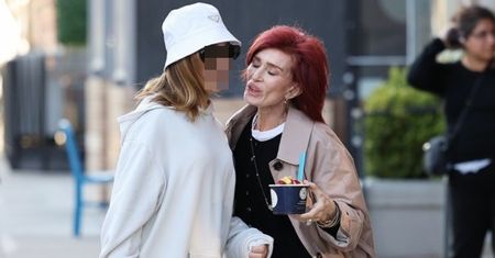 Wychudzona Sharon Osbourne delektuje się lodem u boku wnuczki. Po leku na cukrzycę NIE MOŻE przybrać na wadze (ZDJĘCIA)
