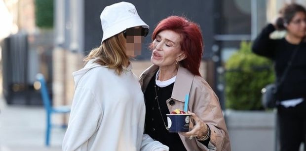 Wychudzona Sharon Osbourne delektuje się lodem u boku wnuczki. Po leku na cukrzycę NIE MOŻE przybrać na wadze (ZDJĘCIA)