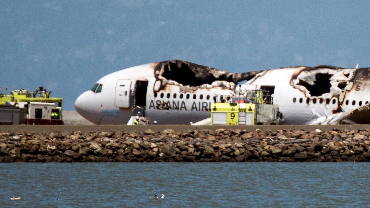 Wrak samolotu Asiana Airlines, który w 2013 roku rozbił się w San Francisco. Część pasażerów dostała zdjęcia właśnie z tego wypadku