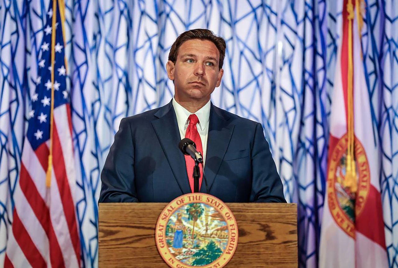 An outrageous legislation amidst the global climate crisis: De Santis is said to "protect profits for the fossil fuel industry" by signing the Florida bill
