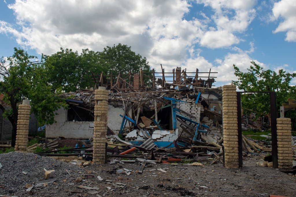 Zrujnowany dom w jednej z wsi na wschodzie Ukrainy
