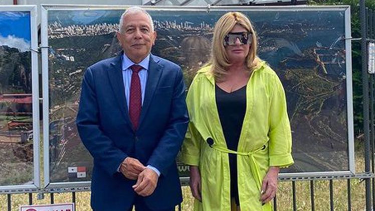 Beata Kozidrak w oryginalnej stylizacji na lunchu w ambasadzie